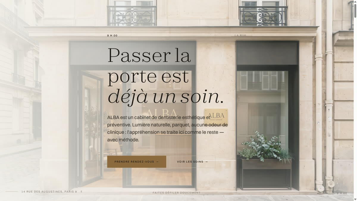 Capture de la démo « ALBA » : la devanture d’un cabinet dentaire parisien, porte vitrée ouverte sur l’accueil