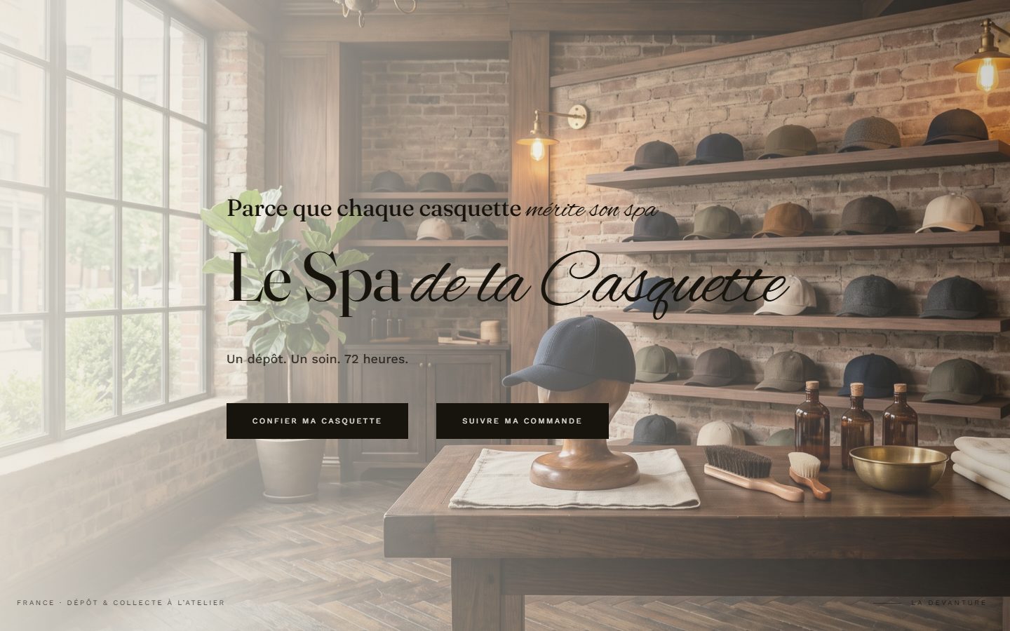 Capture de la démo « Le Spa de la Casquette » : l’atelier, ses casquettes alignées sur des étagères de brique
